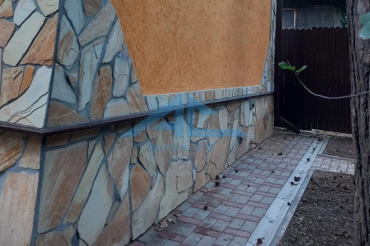 Отделка цоколя дома натуральным камнем фото