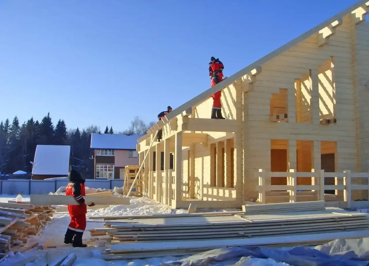 возведение деревянного дома зимой фото