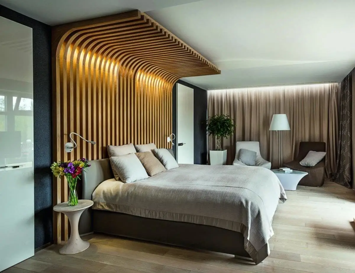 Спальня с деревянными рейками фото
