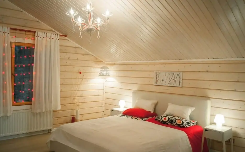 Обшивка потолка имитацией бруса в спальне фото