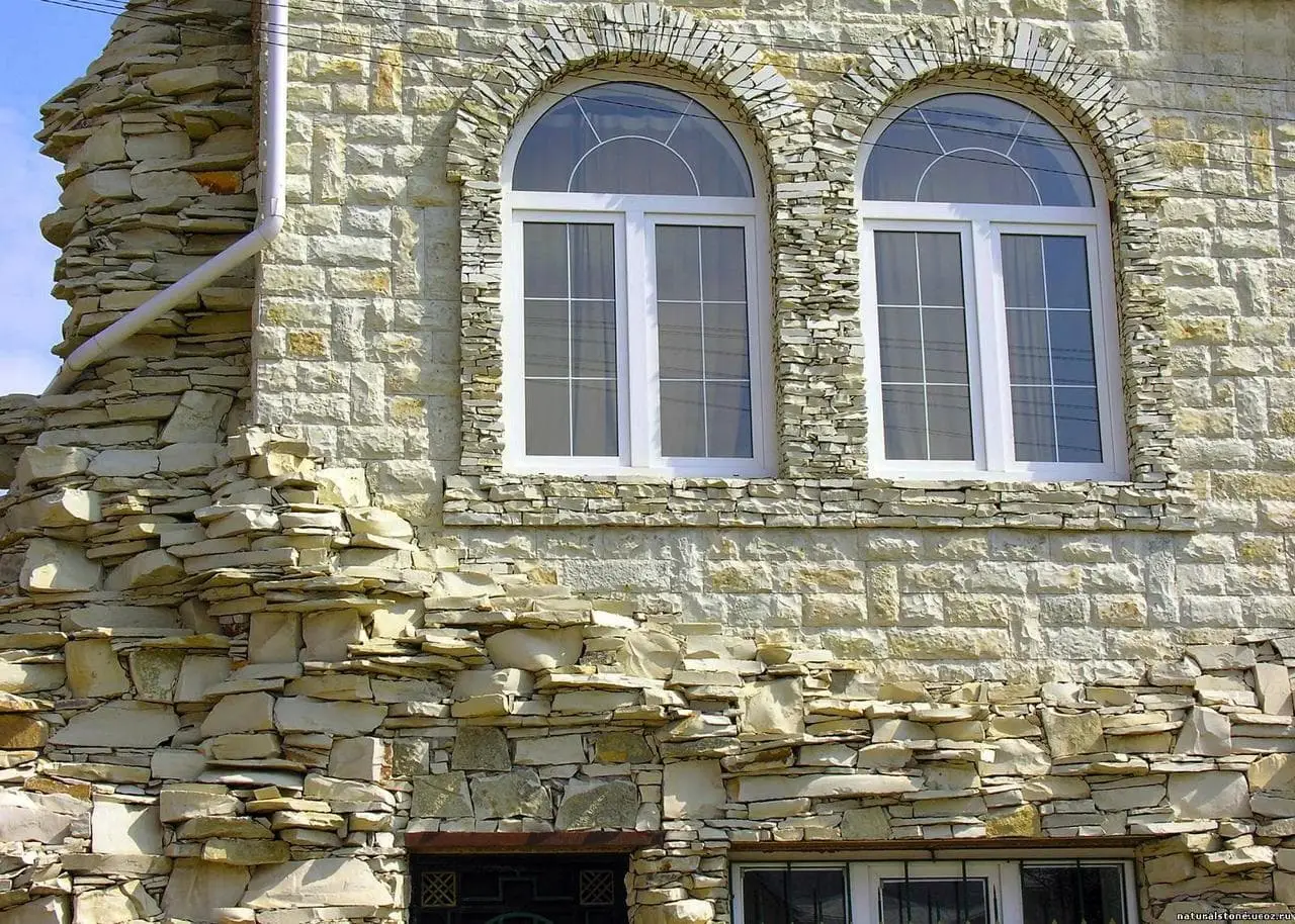 Фасад из натурального камня фото