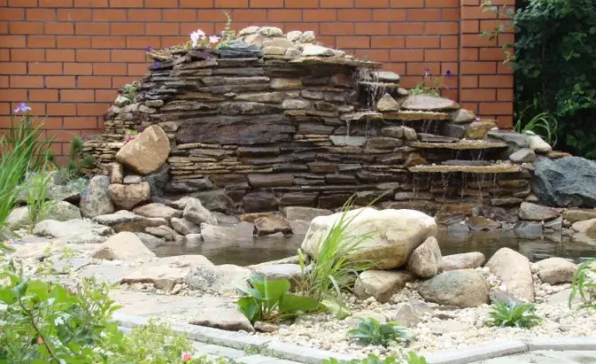 Декоративная каменная горка-водопад фото