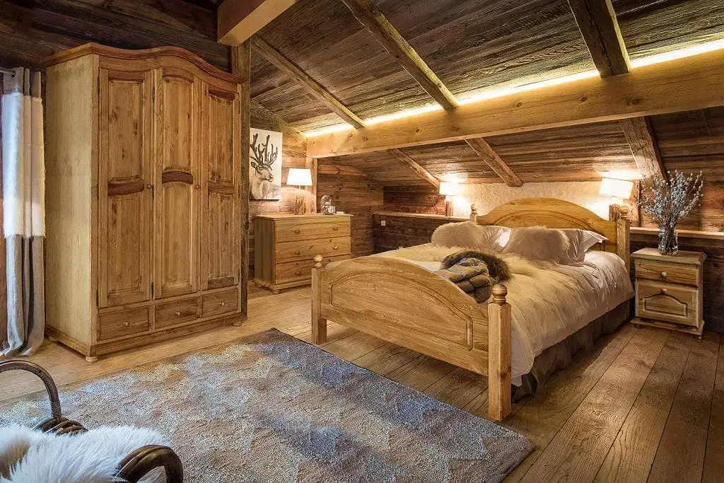 Деревянная мебель в спальне фото