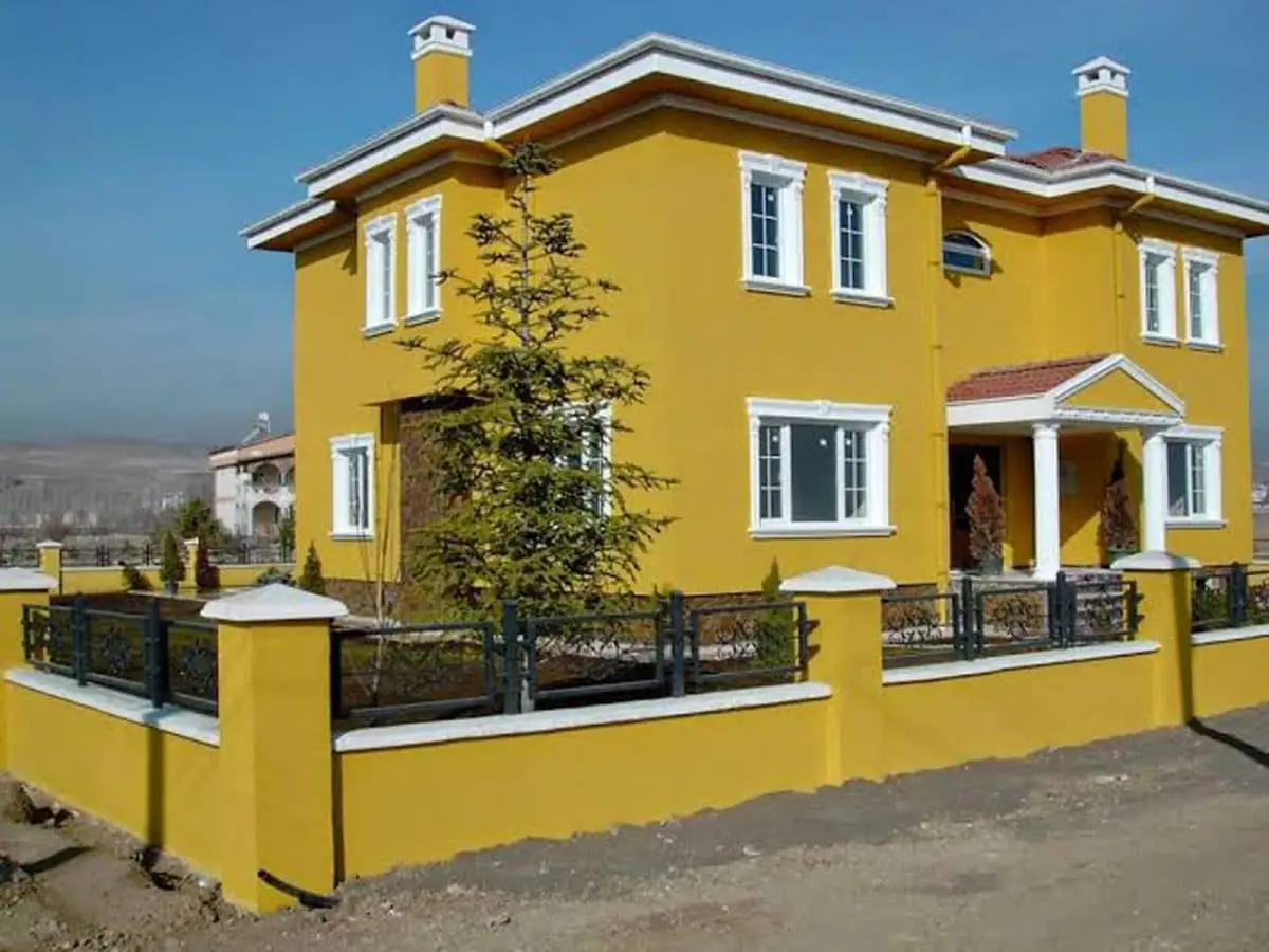 Желтый фасад дома фото
