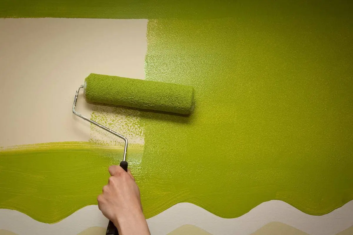 Покраска стен водоэмульсионной краской фото
