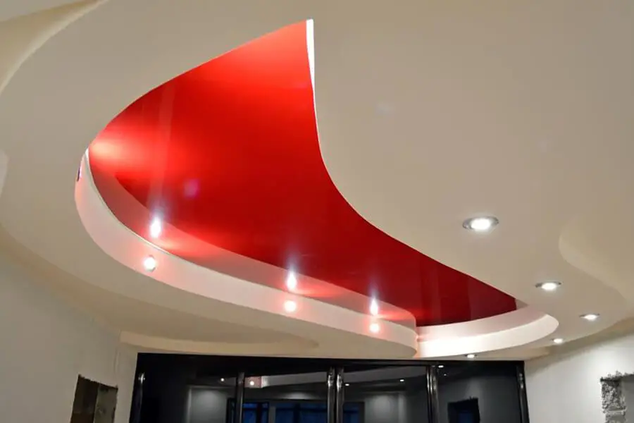 Красно-белый многоуровневый потолок фото