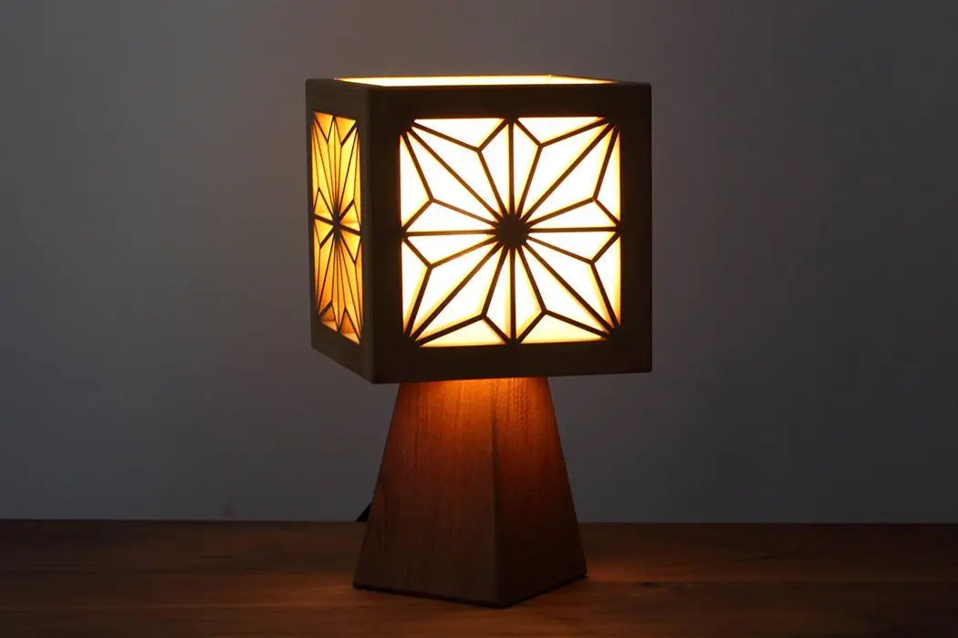 Японский светильник на столе фото