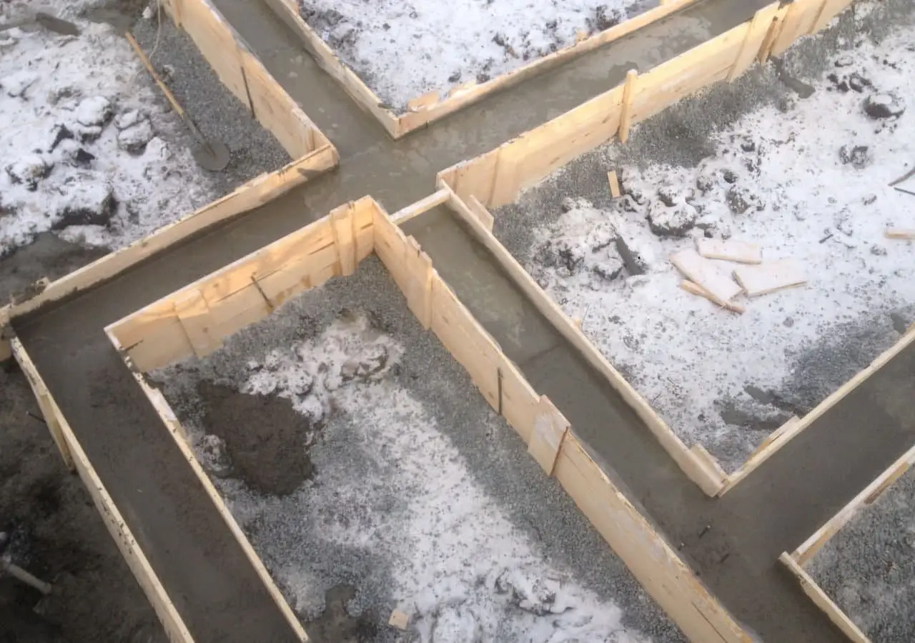 Ленточный фундамент с бетонной заливкой