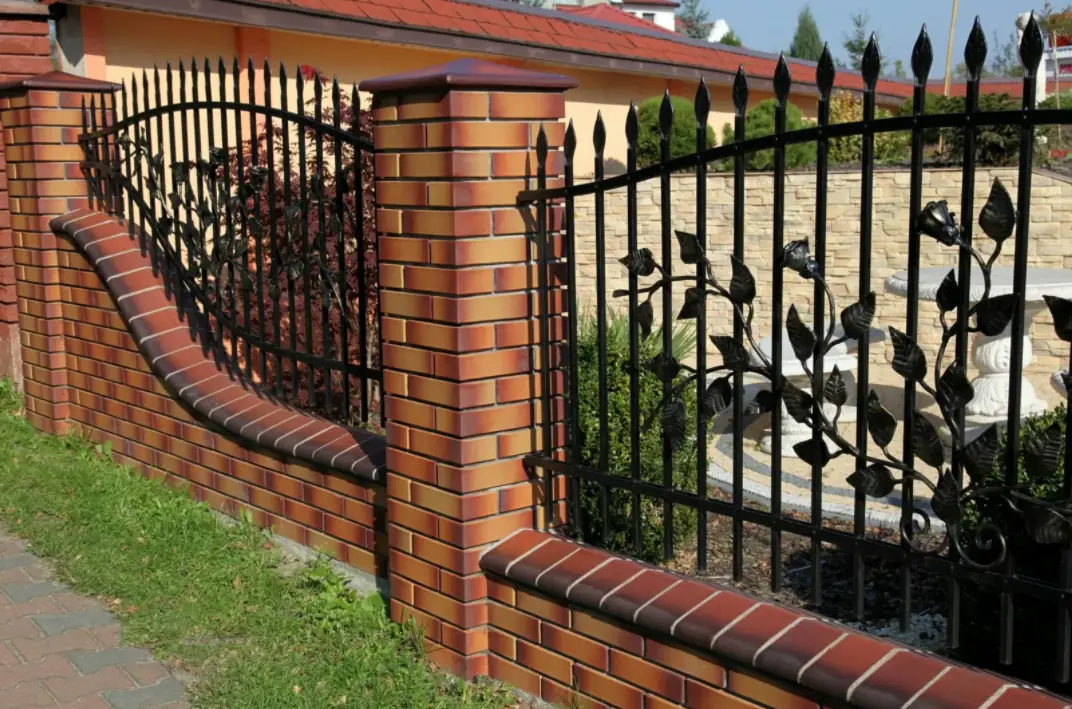Новый кованый забор в частном доме фото