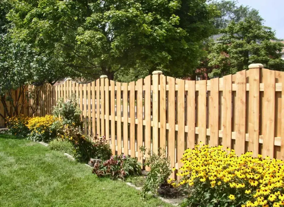Деревянный забор в загородном доме фото 2021