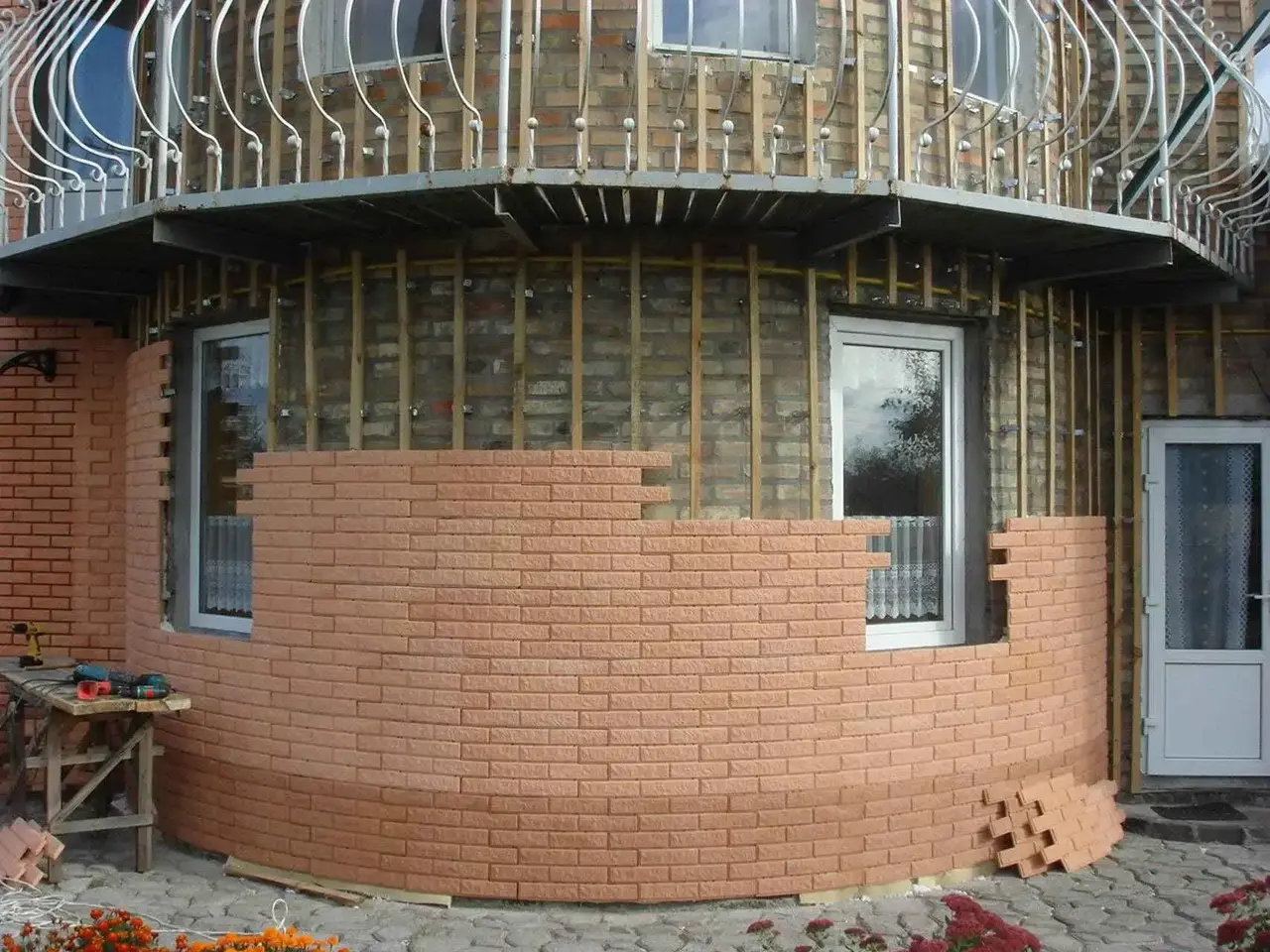 Отделка кирпичного фасада искусственным камнем фото