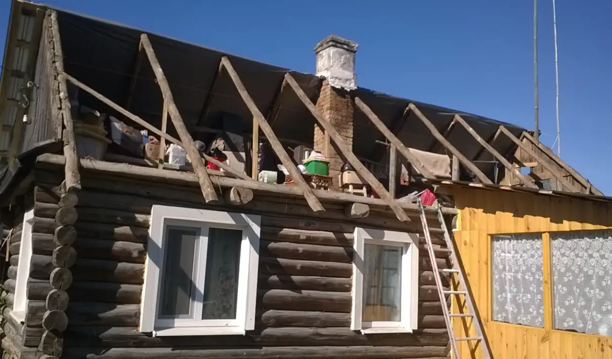 Ремонт крыши в деревянном доме фото