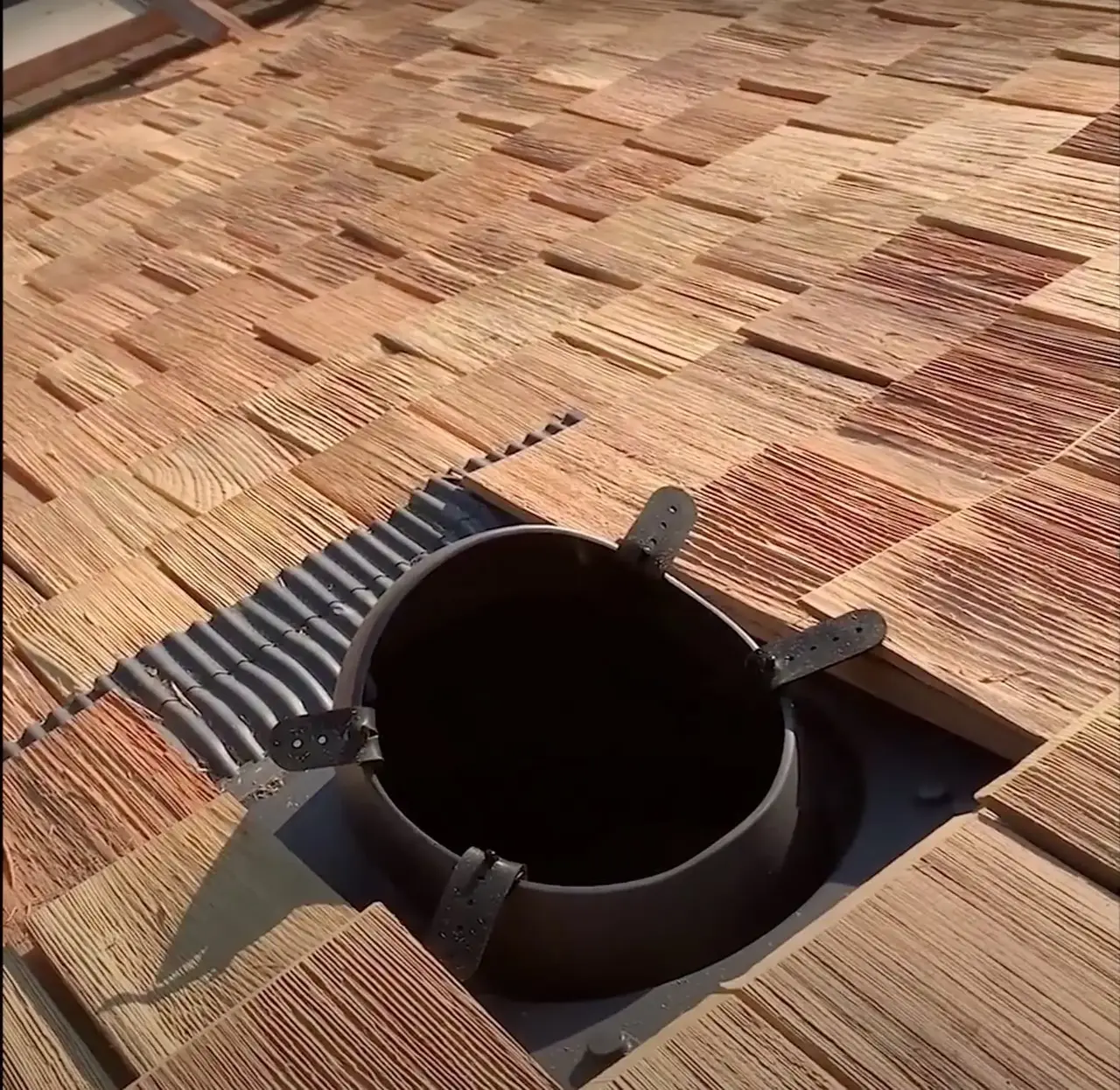 Вывод вентиляции на крышу из гонта фото